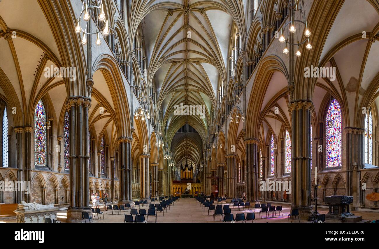 Vista panoramica lungo la navata interna della Cattedrale di Lincoln, Lincoln, Lincs., Regno Unito. Foto Stock