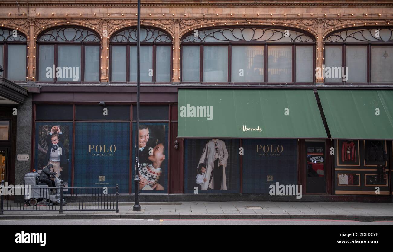 Knightsbridge, Londra, Regno Unito. 30 novembre 2020. Il grande magazzino di lusso Harrods a Knightsbridge rimane chiuso durante le attuali restrizioni di blocco del Covid-19 che saranno leggermente diminuite dal 2 dicembre quando Londra si trasferisce al Tier 2. Credit: Malcolm Park/Alamy Live News. Foto Stock