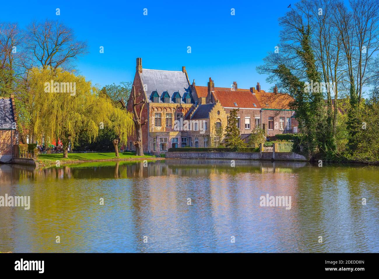 Bruges, Belgio Lago d'Amore di Minnewater e case medievali panorama Foto Stock