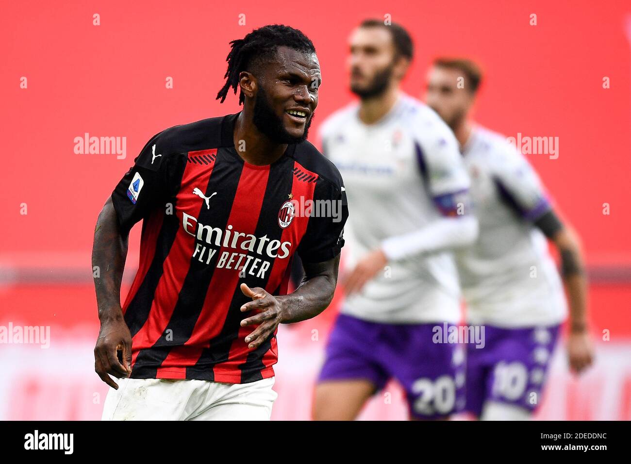 Milano, Italia - 29 novembre 2020: Franck Kessie (L) dell'AC Milan festeggia dopo aver segnato un gol da un calcio di punizione durante la serie A tra AC Milan e ACF Fiorentina. AC Milan ha vinto 2-0 su ACF Fiorentina. Credit: Nicolò campo/Alamy Live News Foto Stock