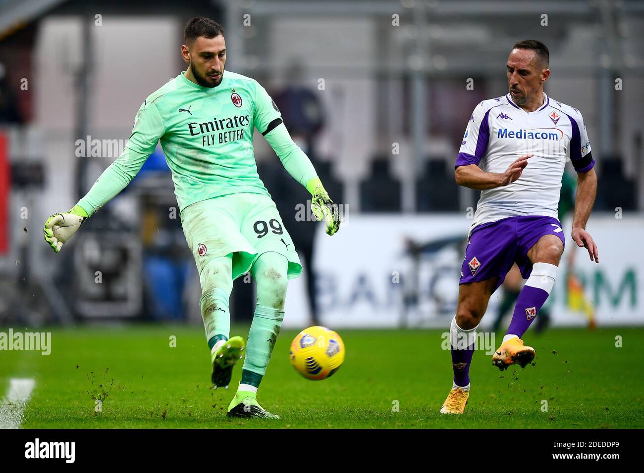 Milano, Italia - 29 novembre 2020: Gianluigi DONNARUMMA (L) dell'AC Milan viene sfidato da Franck Ribéry dell'ACF Fiorentina durante la serie A di incontri di calcio tra AC Milan e ACF Fiorentina. AC Milan ha vinto 2-0 su ACF Fiorentina. Credit: Nicolò campo/Alamy Live News Foto Stock