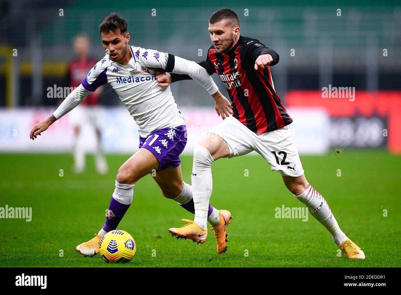 Milano, Italia - 29 novembre 2020: Pol Lirola (L) di ACF Fiorentina viene sfidato da ante Rebic di AC Milan durante la serie A tra AC Milan e ACF Fiorentina. AC Milan ha vinto 2-0 su ACF Fiorentina. Credit: Nicolò campo/Alamy Live News Foto Stock