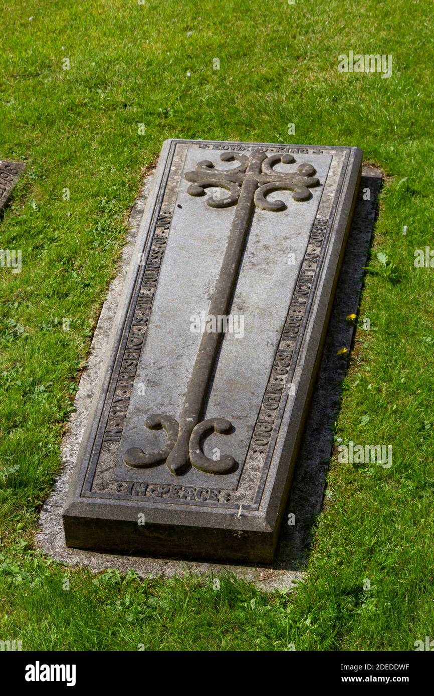 Tomba di pietra nel centro della zona di Cloisters della Cattedrale di Lincoln, Lincoln, Lincs., Regno Unito. Foto Stock