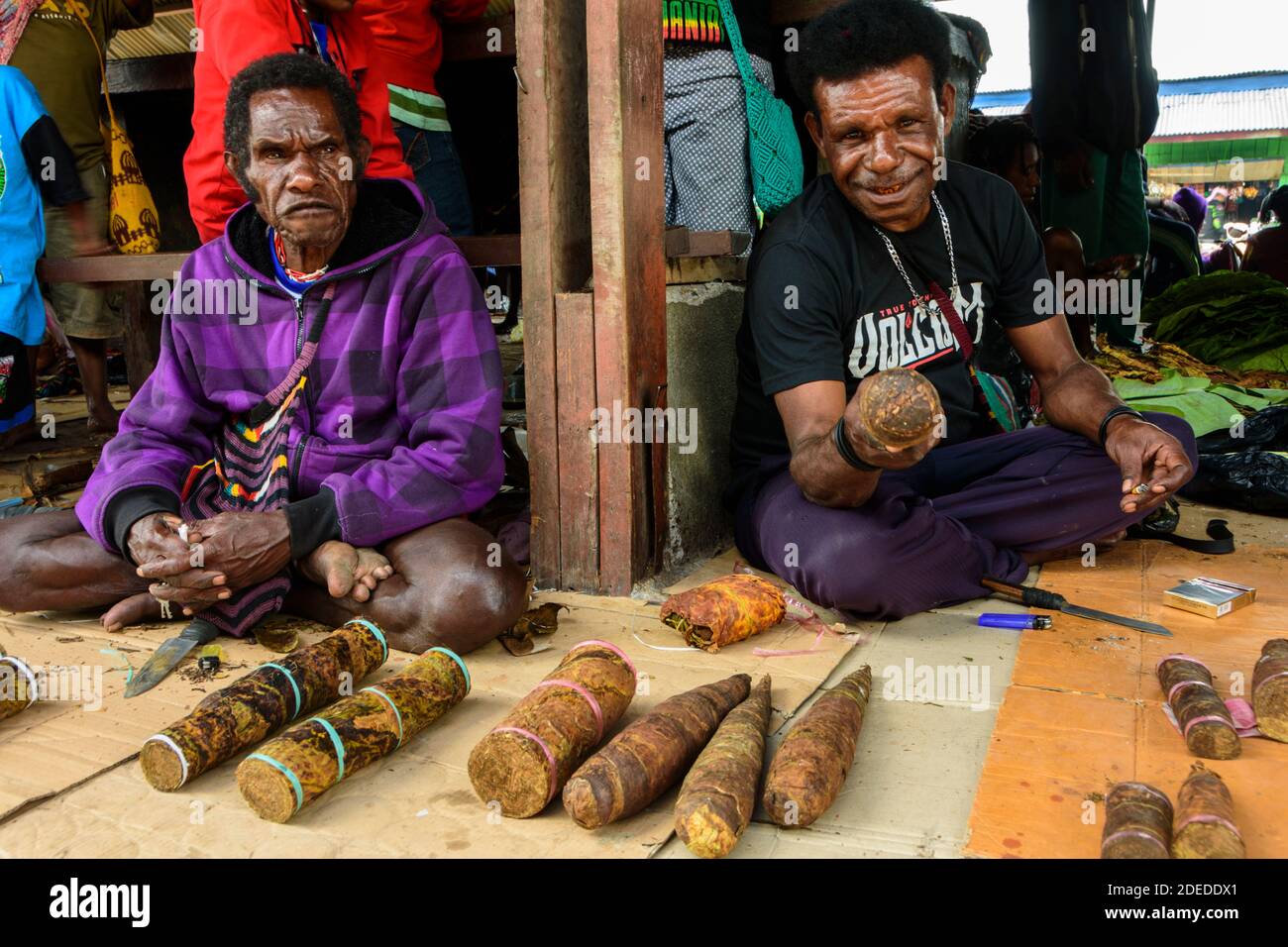 Grande mercato a Wamena, Papua Occidentale, Indonesia. Vendere tabacco Foto Stock