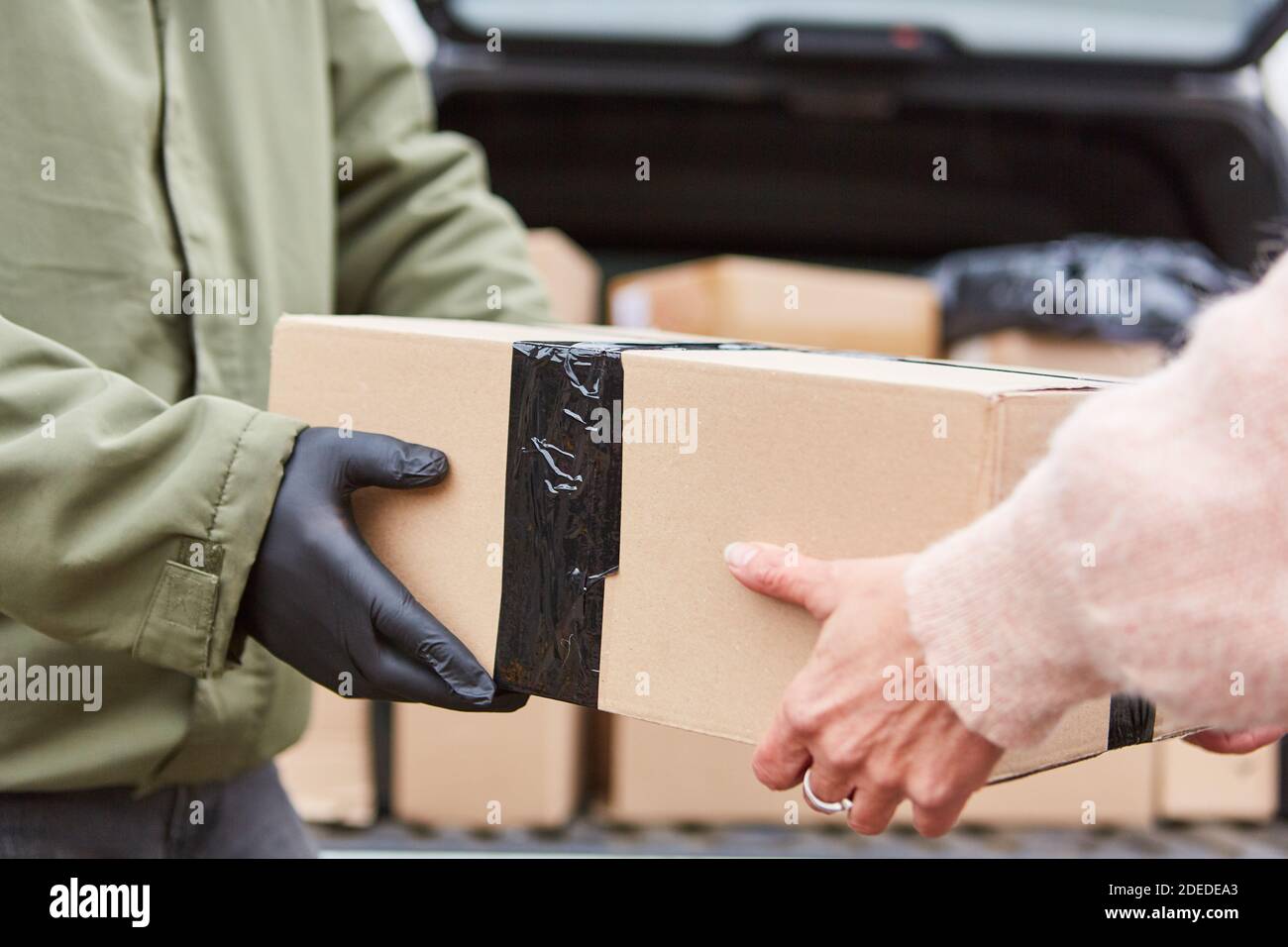 Consegna personale del pacchetto al cliente da parte del Fornitore a Natale Foto Stock