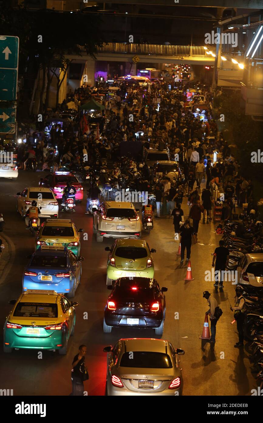 Dopo aver marciato dall'Imperial World Samrong, nella periferia di Samut Prakarn a Bangkok, i manifestanti si riuniscono all'incrocio Sanpawut/Bangna-Trad. Foto Stock