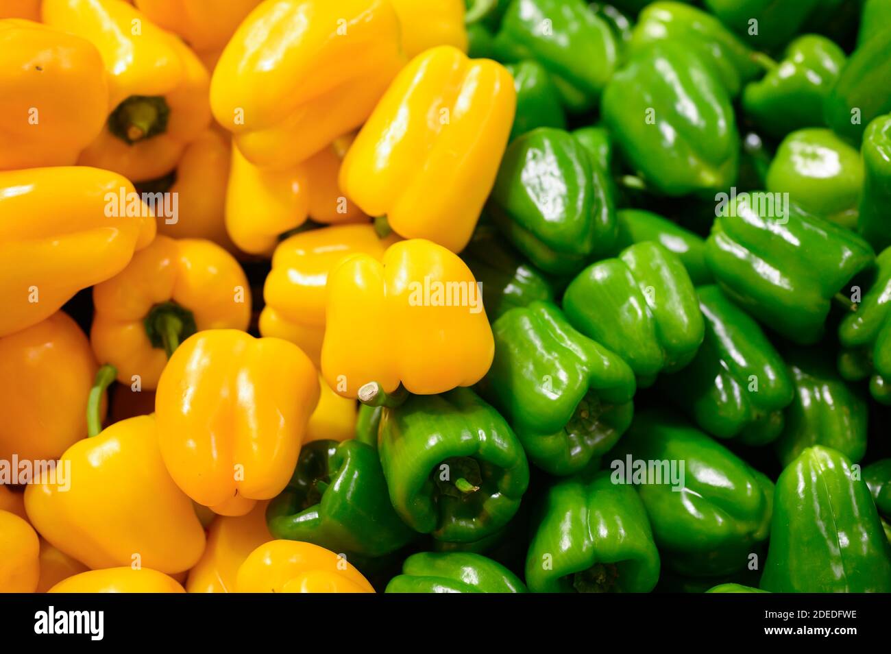 un mucchio di peperoni dolci verdi e gialli come sfondo Foto Stock