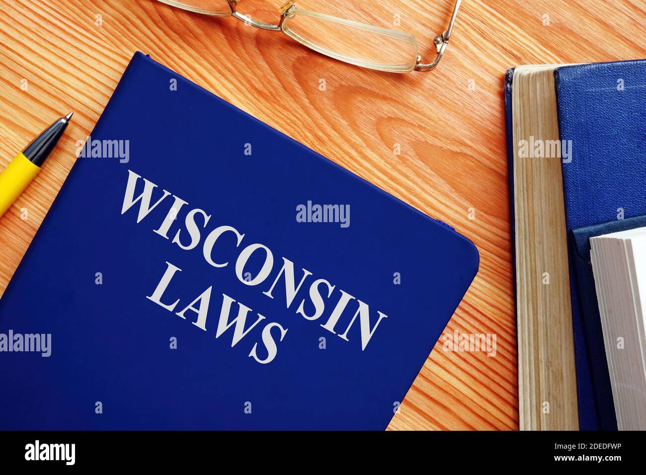 Prenota con la legge del Wisconsin sul tavolo. Foto Stock