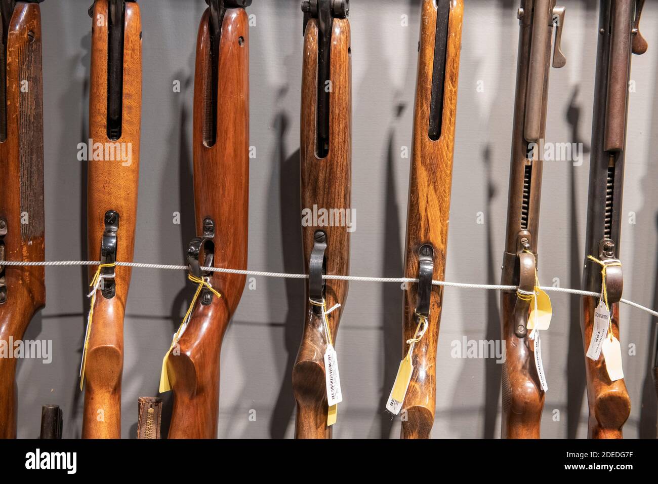 Knighsbridge, Londra, Regno Unito. 30 novembre 2020. Anteprima di Bonhams' Antique Arms, Modern Sporting Guns e vendita eccezionale di armi da fuoco a Londra. La vendita si svolgerà il 3 dicembre. Immagine: Visione generale della vendita. Credit: Malcolm Park/Alamy Live News. Foto Stock