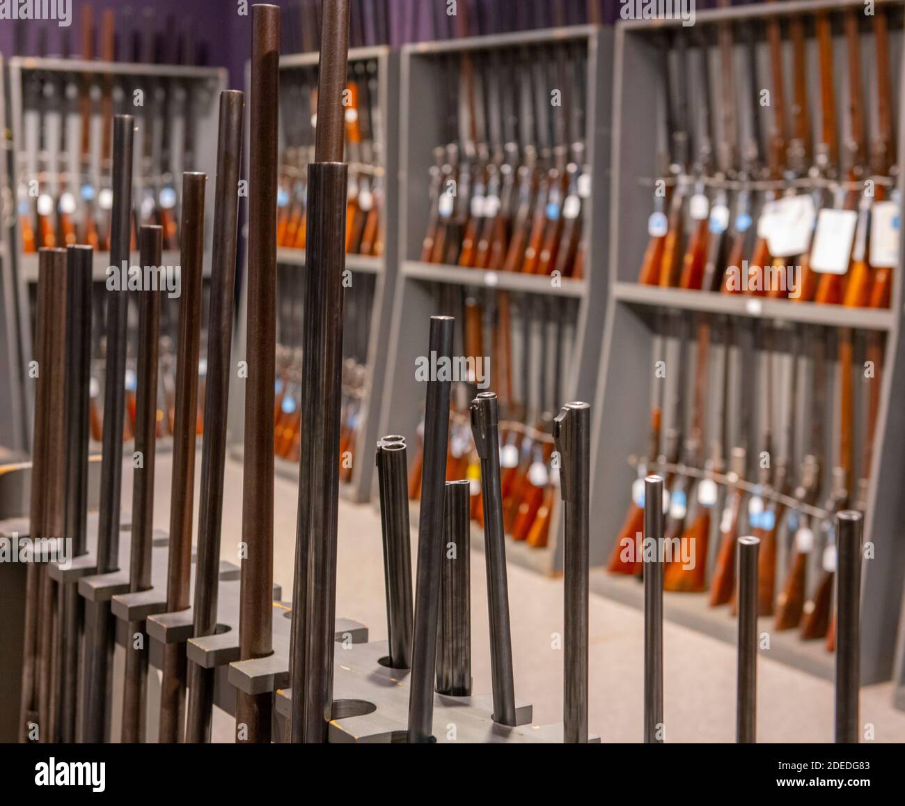 Knighsbridge, Londra, Regno Unito. 30 novembre 2020. Anteprima di Bonhams' Antique Arms, Modern Sporting Guns e vendita eccezionale di armi da fuoco a Londra. La vendita si svolgerà il 3 dicembre. Immagine: Visione generale della vendita. Credit: Malcolm Park/Alamy Live News. Foto Stock