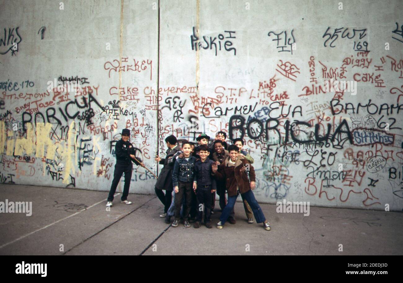 1970 Foto (1973) - UN marciapiede nel Bronx diventa Un parco giochi per questi giovani (New York City) Foto Stock