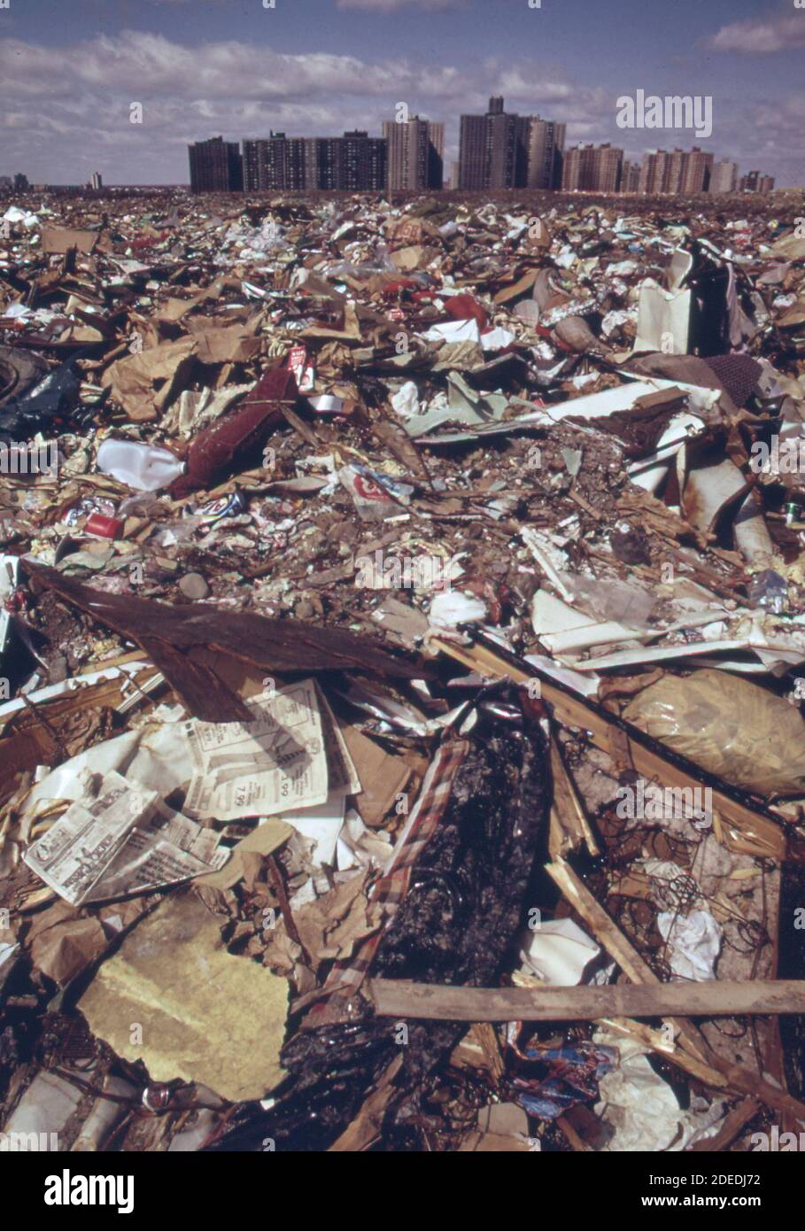 '1970 Foto - (1973) - discarica comunale nel Bronx raggiunge quasi la soglia della "città co-op" (sviluppo di alloggi in background)" Foto Stock