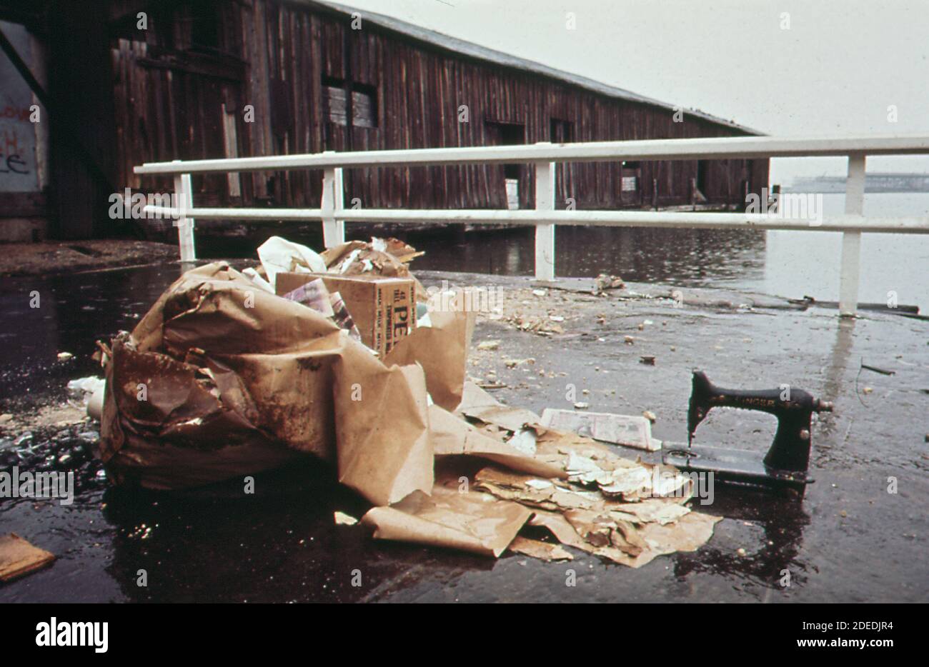 Rifiuti di strada vicino al porto di Baltimora ca. 1973 Foto Stock