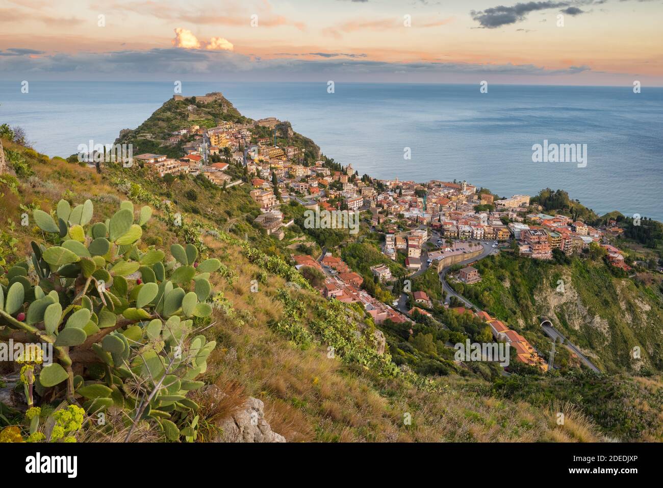 Pittoresca cittadina di Taormina al tramonto in Sicilia, Italia Foto Stock