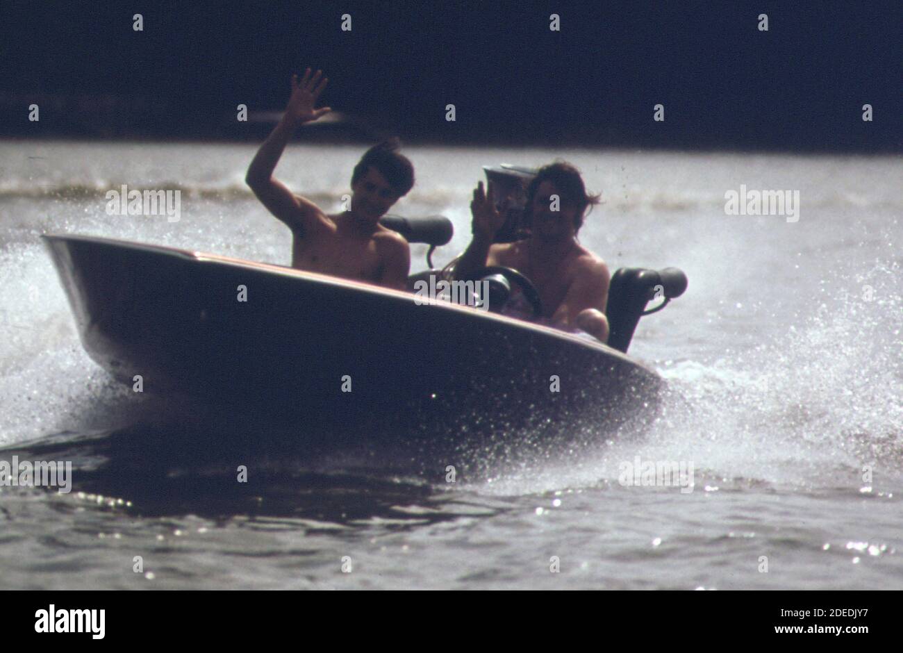 '1970 Photos (1973) - UNA 'barca di 'drag;' uno di un piccolo numero di tali imbarcazioni sul lago. Questi motoscafi ad alta potenza compongono in rumore che cosa mancano in size. Molti--come quello mostrato qui--hanno scarichi raffreddati ad acqua (lago dell'area di Ozarks Missouri) ' Foto Stock
