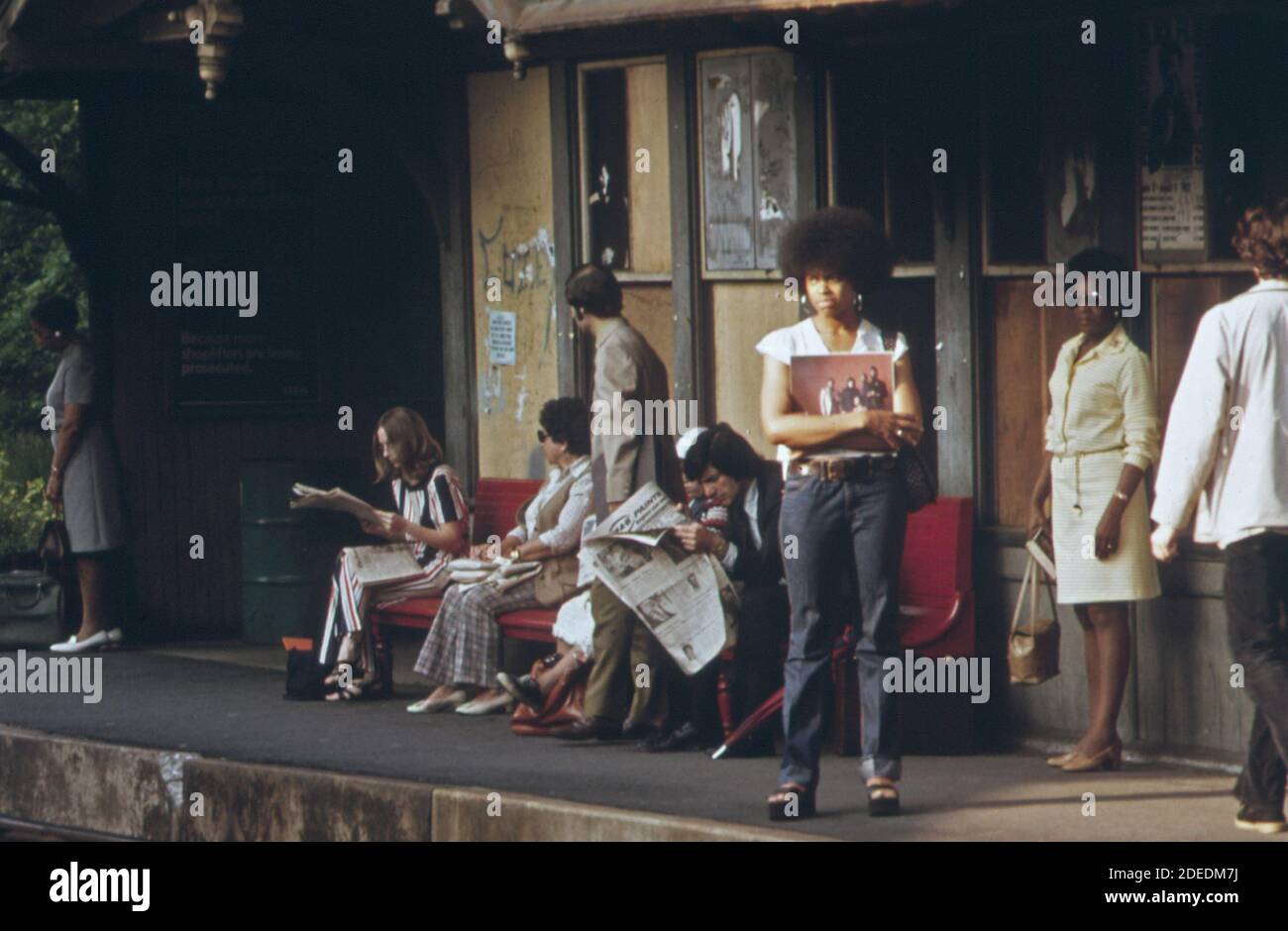 I pendolari aspettano il loro treno per la città dalla periferia nord-ovest di Philadelphia; Pennsylvania. CA. 1974 Foto Stock