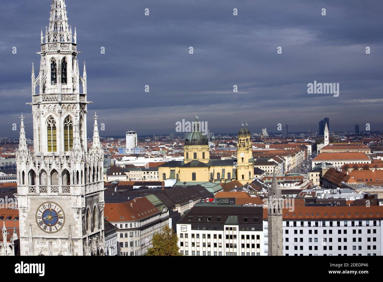 Brick von der Aussichtsplattform der Kirche Sankt Peter auf den Rathausturm, Theatiner- und Ludwigs-Kirche, Deutschland, Bayern, München Foto Stock