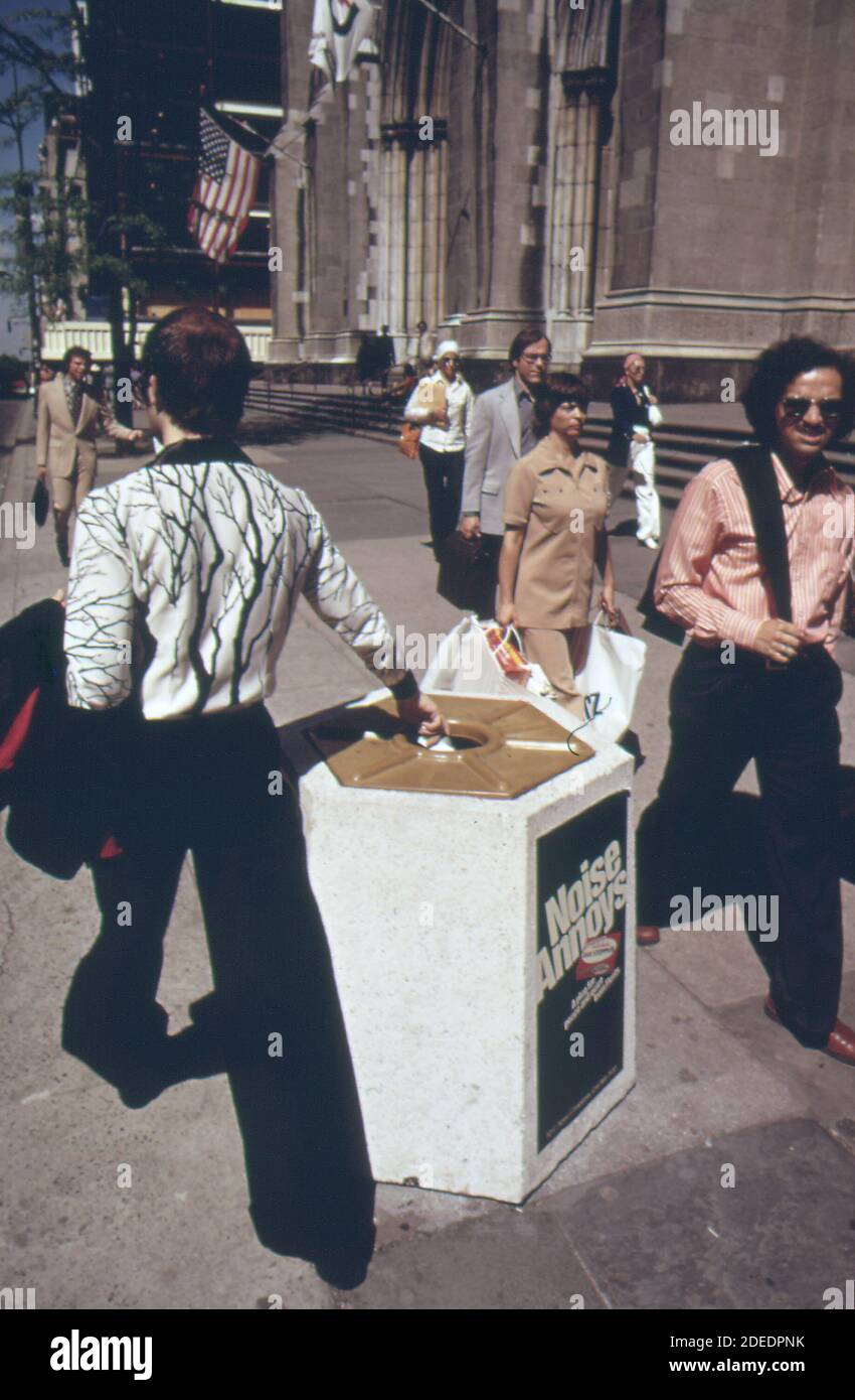 1970 Foto - (1973) - cesti di lettiera di cemento--un keep-New York-pulito innovazione sulla Fifth Avenue. Il peso scoraggia il furto. La vendita di pubblicità sulle quattro parti potrebbe coprire il costo Foto Stock