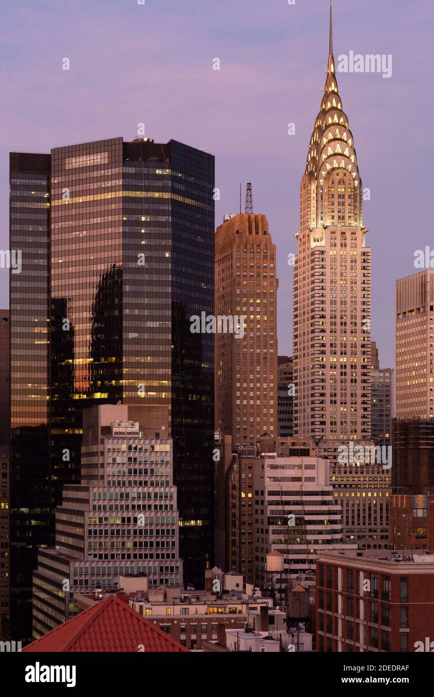 Skyline di Midtown Manhattan con l'iconico Chrysler Building, New York Foto Stock