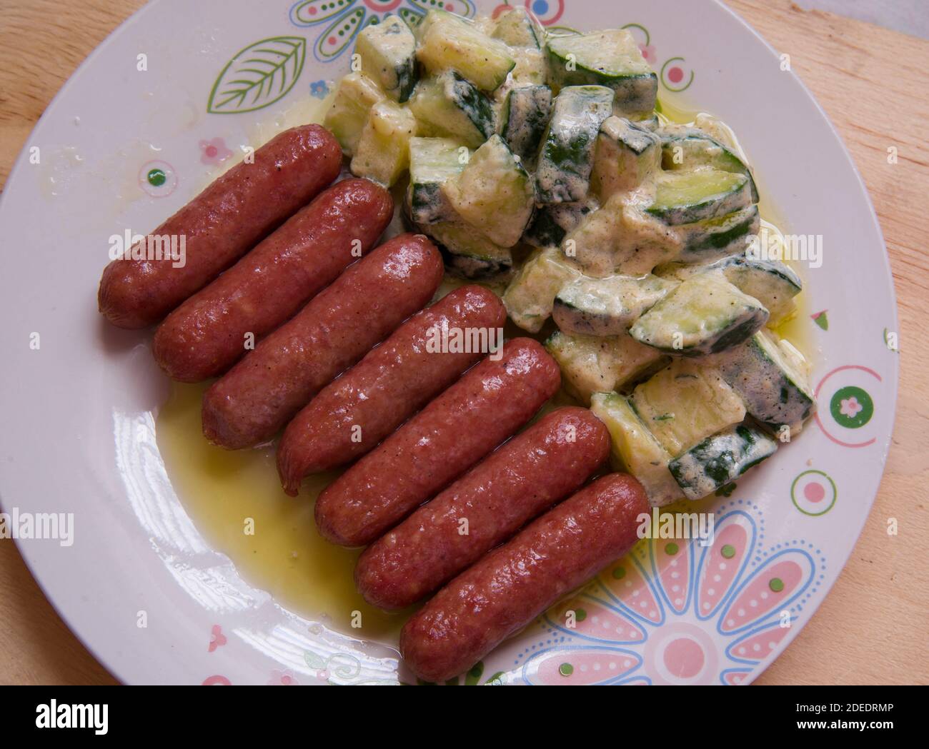 Salumi di carne di cervo accompagnati da zucchine alla creamed Foto Stock