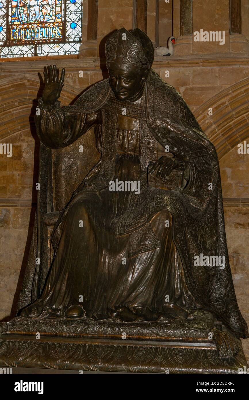 Statua di Edward King, Vescovo di Lincoln (1885-1910) all'interno della Cattedrale di Lincoln, Lincoln, Lincs., Regno Unito. Foto Stock