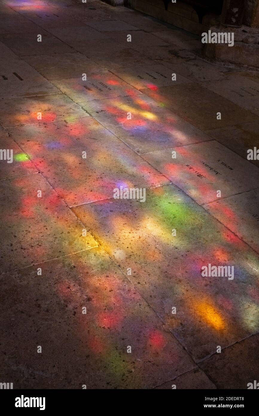 Finestra di vetro colorato con motivo illuminato sul pavimento in pietra all'interno della Cattedrale di Lincoln, Lincoln, Lincolnshire, Regno Unito. Foto Stock