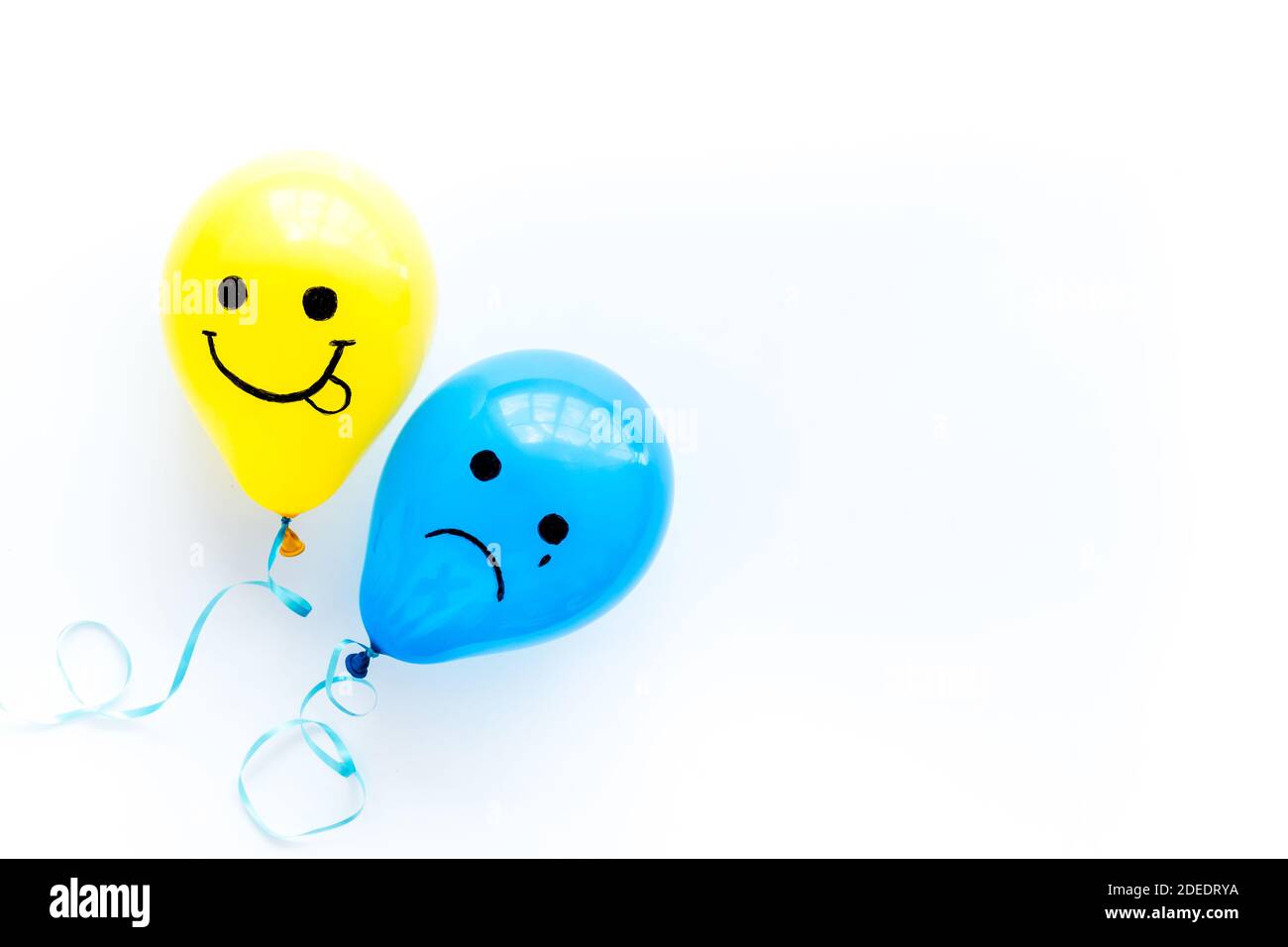 Concetto di emozioni. Felicità e depressione facce su palloncini, vista  dall'alto Foto stock - Alamy