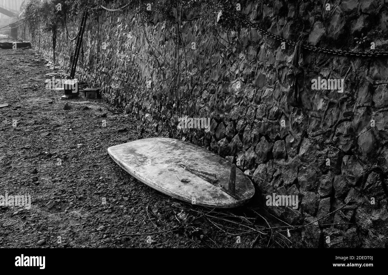 Tavola da paddle in disuso, detrito sul letto del fiume del Tamigi trovato a bassa marea, Richmond-upon-Thames, Surrey Foto Stock