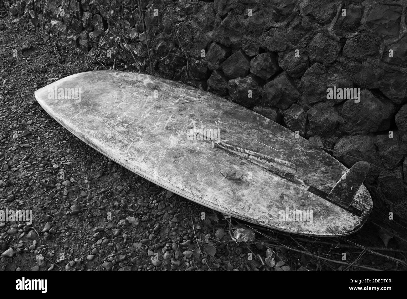Tavola da paddle in disuso, detrito sul letto del fiume del Tamigi trovato a bassa marea, Richmond-upon-Thames, Surrey Foto Stock