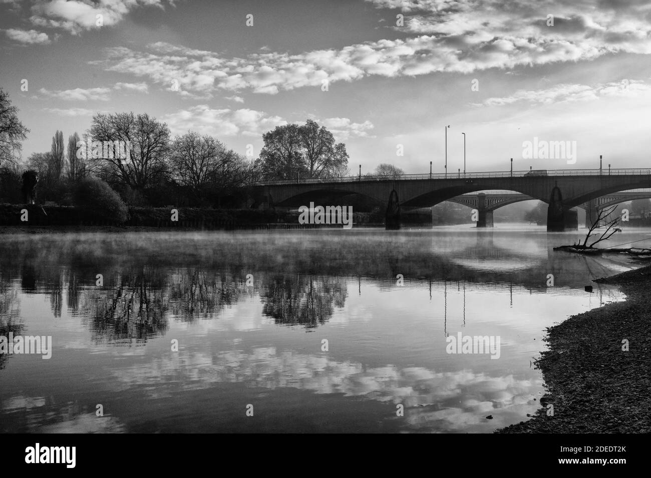 Ponte di Twickenham con il Tamigi a tempo basso e. nebbia invernale sull'acqua in bianco e nero Foto Stock