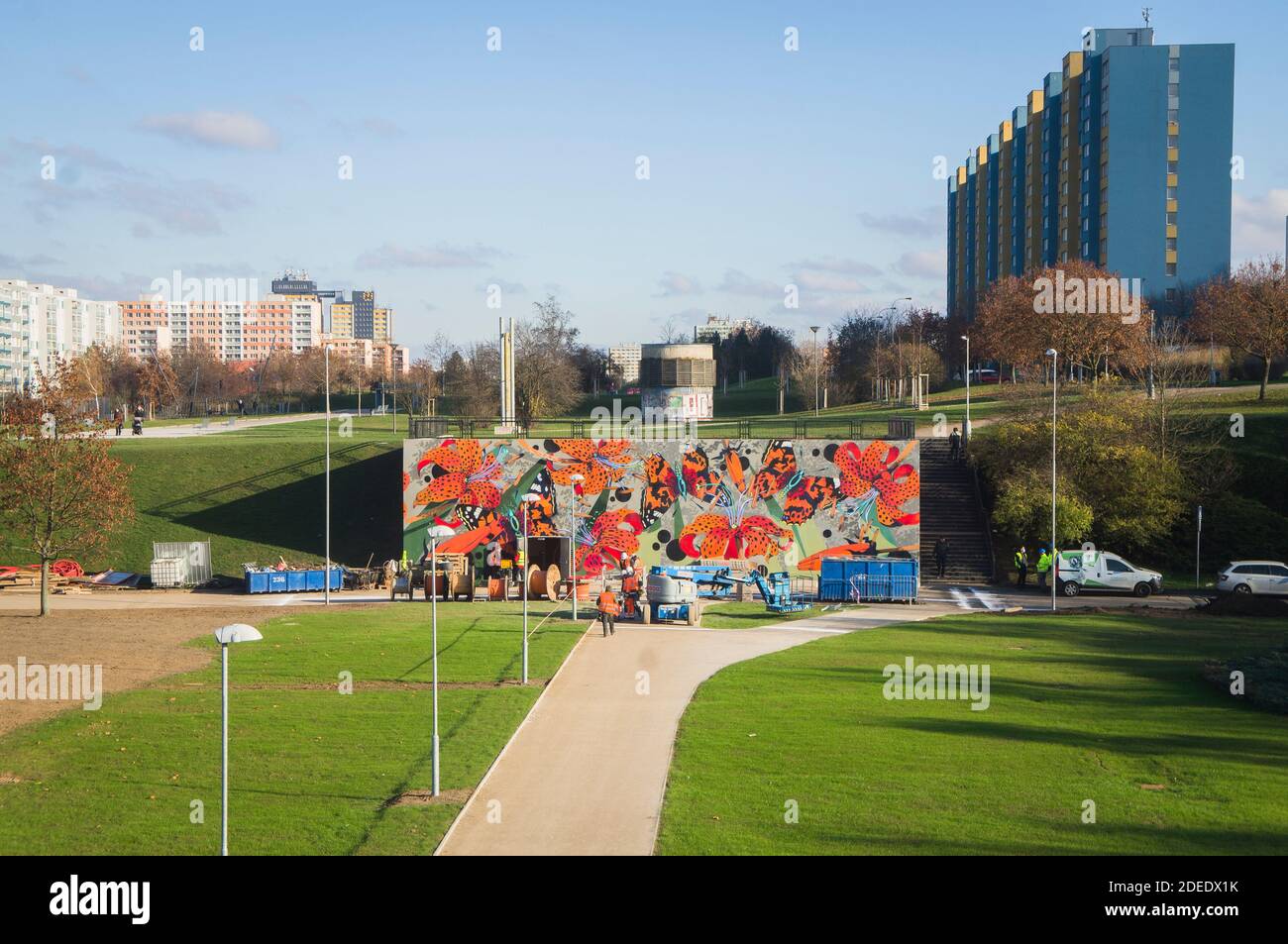 Artista Ondrej Vyhnanek (non sulla foto) Presenta la sua nuova opera di arte murale 'Flora e Fauna' Decorazione della ricostruita linea rossa della metropolitana Opatov sta Foto Stock