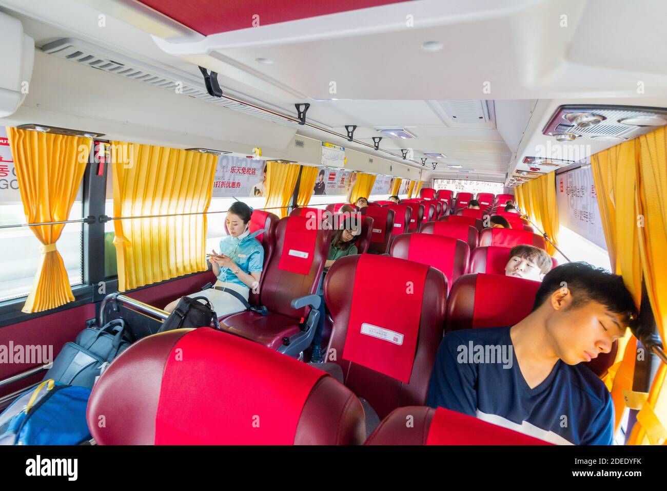 Uomo che dorme all'interno di un autobus aeroportuale diretto all'Aeroporto Internazionale di Incheon in Corea del Sud Foto Stock