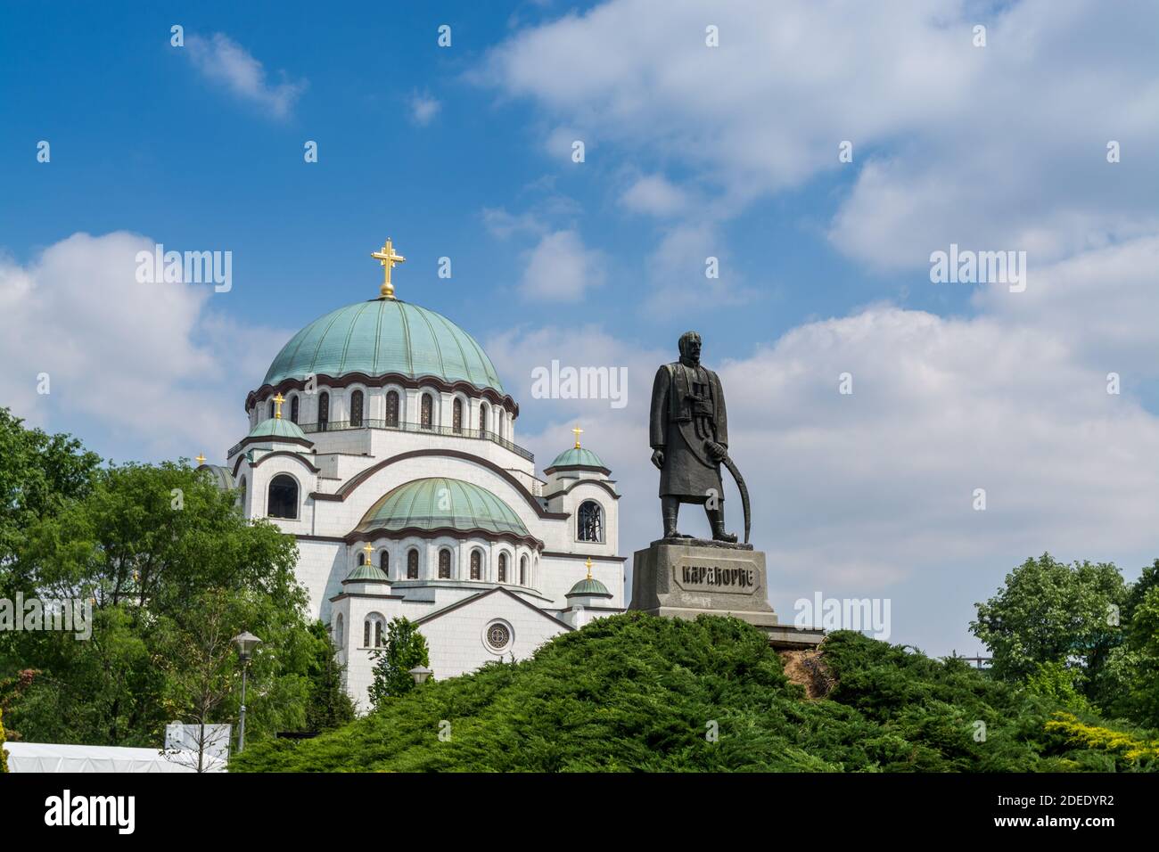 Statua di Karadjordje contro il cielo blu e la chiesa di San Sava, una chiesa ortodossa serba situata a Belgrado, Serbia Foto Stock