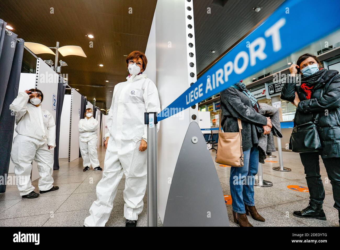 L'immagine mostra il primo villaggio di test della Vallonia, nell'aeroporto di Liegi, a testare il virus Covid-19, lunedì 30 novembre 2020 a Grace-Holl Foto Stock