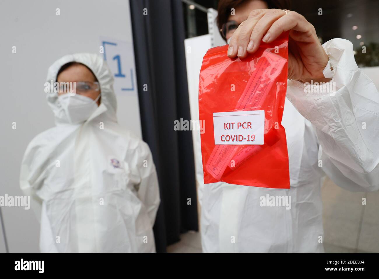 L'immagine mostra il primo villaggio di test della Vallonia, nell'aeroporto di Liegi, a testare il virus Covid-19, lunedì 30 novembre 2020 a Grace-Holl Foto Stock