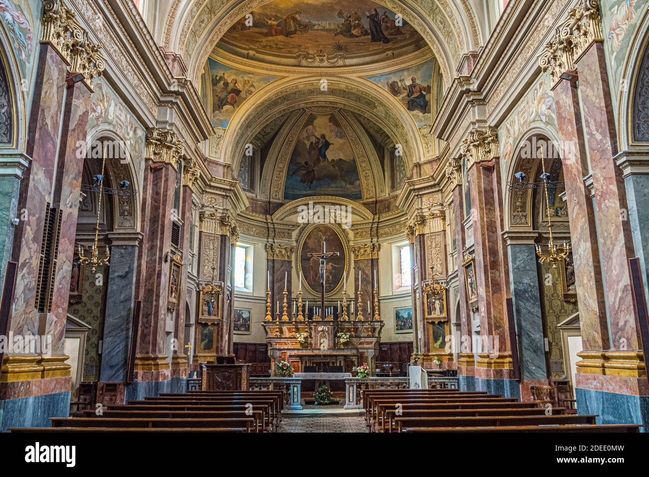 Diano, Piemonte, Italia - 18 giugno 2017: Vista interna della chiesa di Diano con il tavolo dei signori e una vista barocca sul fronte e sul soffitto Foto Stock