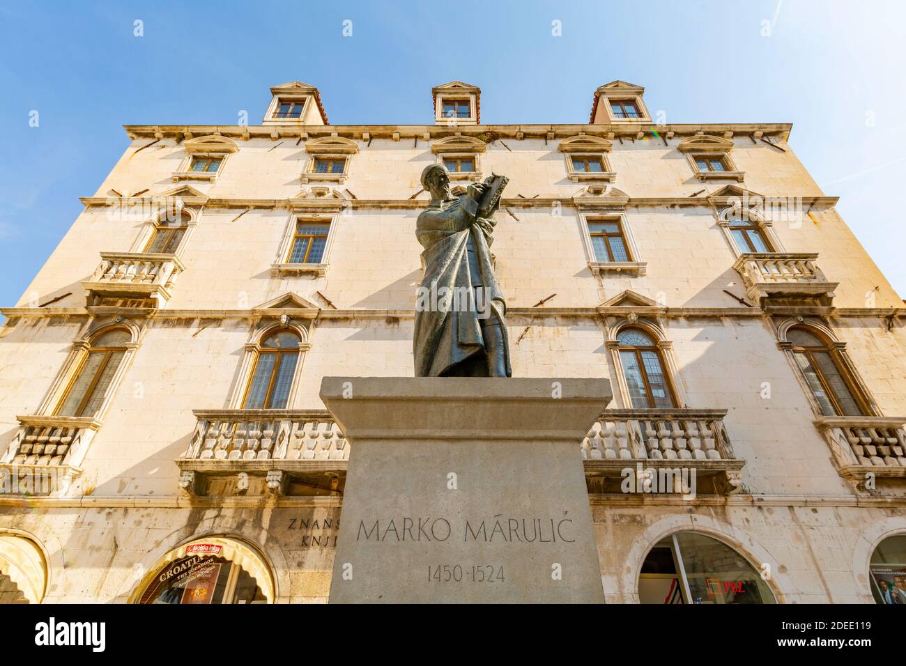 Vista della statua di Marko Marulic in Piazza della frutta, Spalato, Dalmazia Costa, Croazia, Europa Foto Stock