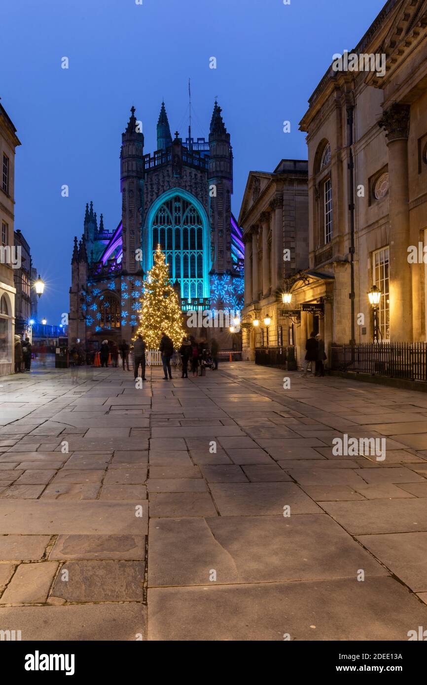 Abbazia di Bath illuminata da luci colorate e un alto albero di Natale luminoso. Parte del Christmas Light Trail 2020 nel centro di Bath, Inghilterra, Regno Unito Foto Stock