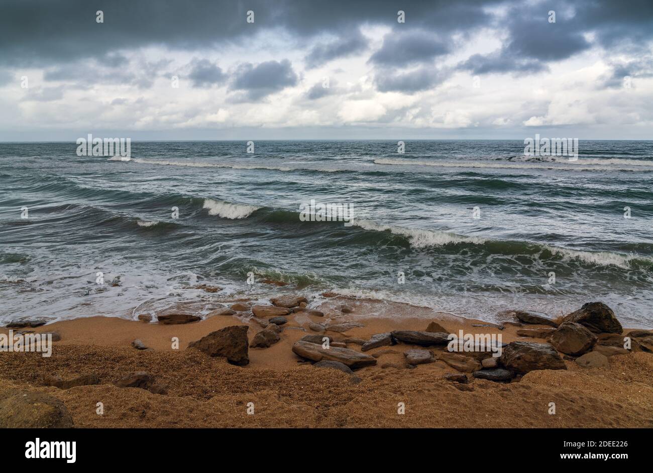 Tempesta del mare in tempo nuvoloso Foto Stock