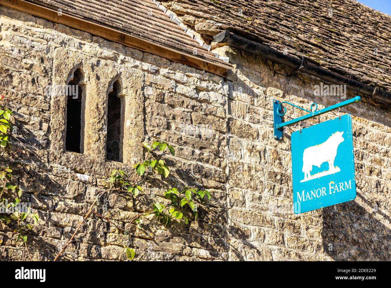 Una vecchia doppia lancetta finestra e il cartello per Manor Farm at Middle Dortisbourne, Gloucestershire UK Foto Stock