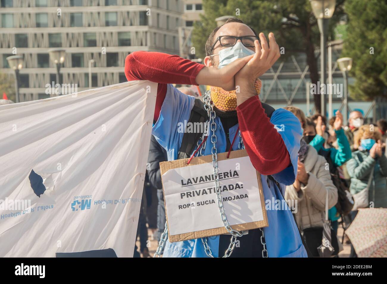 La Marea Blanca ha marciato questa domenica da Nettuno a Colón per dire 'abbastanza! Alla gestione sanitaria caotica e sconsiderata del governo di Isabel Díaz Ayuso'. In particolare, gli organizzatori sono l'Associazione per la Difesa della Sanità pubblica di Madrid (ADSPM), l'Associazione infermieristica di Madrid (AME), le Commissioni dei lavoratori (CCOO Madrid), la Confederazione Generale del lavoro (CGT), l'Unione professionale CSIT (CSIT UP), la Federazione Regionale delle Associazioni di vicinato di Madrid (FRAVM), l'Assemblea dei lavoratori sanitari (MATS), Tabella sulla difesa della sanità pubblica di Madrid-Marea Blanca (MEDSAP-Marea Blanca), Foto Stock