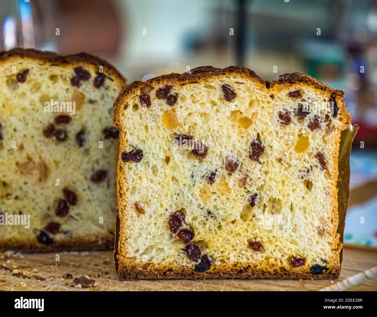Un panettone affettato con uvetta è posato su una tavola di legno a Grevenbroich, Renania Settentrionale-Vestfalia, Germania, fotografato la domenica di Pasqua del 2020, il 12 aprile, durante il primo lockdown del coronavirus. Il pane lievitato italiano è tradizionalmente cotto per Natale. Foto Stock