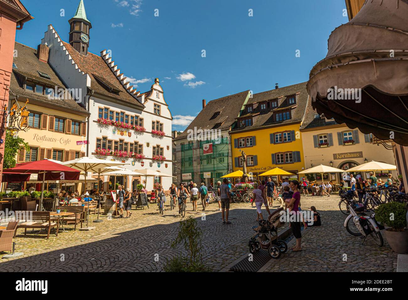 Molti edifici a Staufen sono permanentemente danneggiati da crepe di sollevamento causate da trivellazioni geotermiche. Staufen-Münstertal, Germania Foto Stock