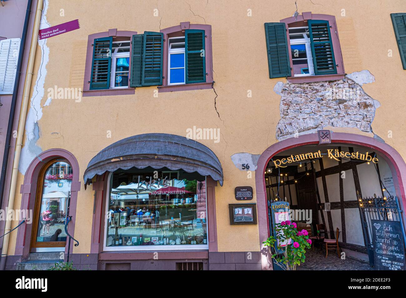 Molti edifici a Staufen sono permanentemente danneggiati da crepe di sollevamento causate da trivellazioni geotermiche. Staufen-Münstertal, Germania Foto Stock