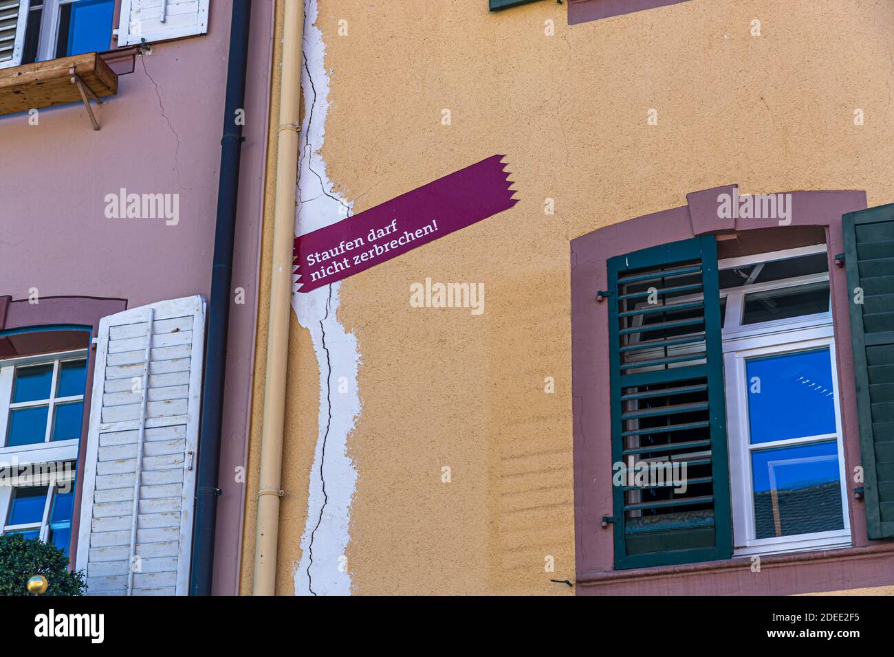 Molti edifici a Staufen sono permanentemente danneggiati da crepe di sollevamento causate da trivellazioni geotermiche. Staufen-Münstertal, Germania Foto Stock