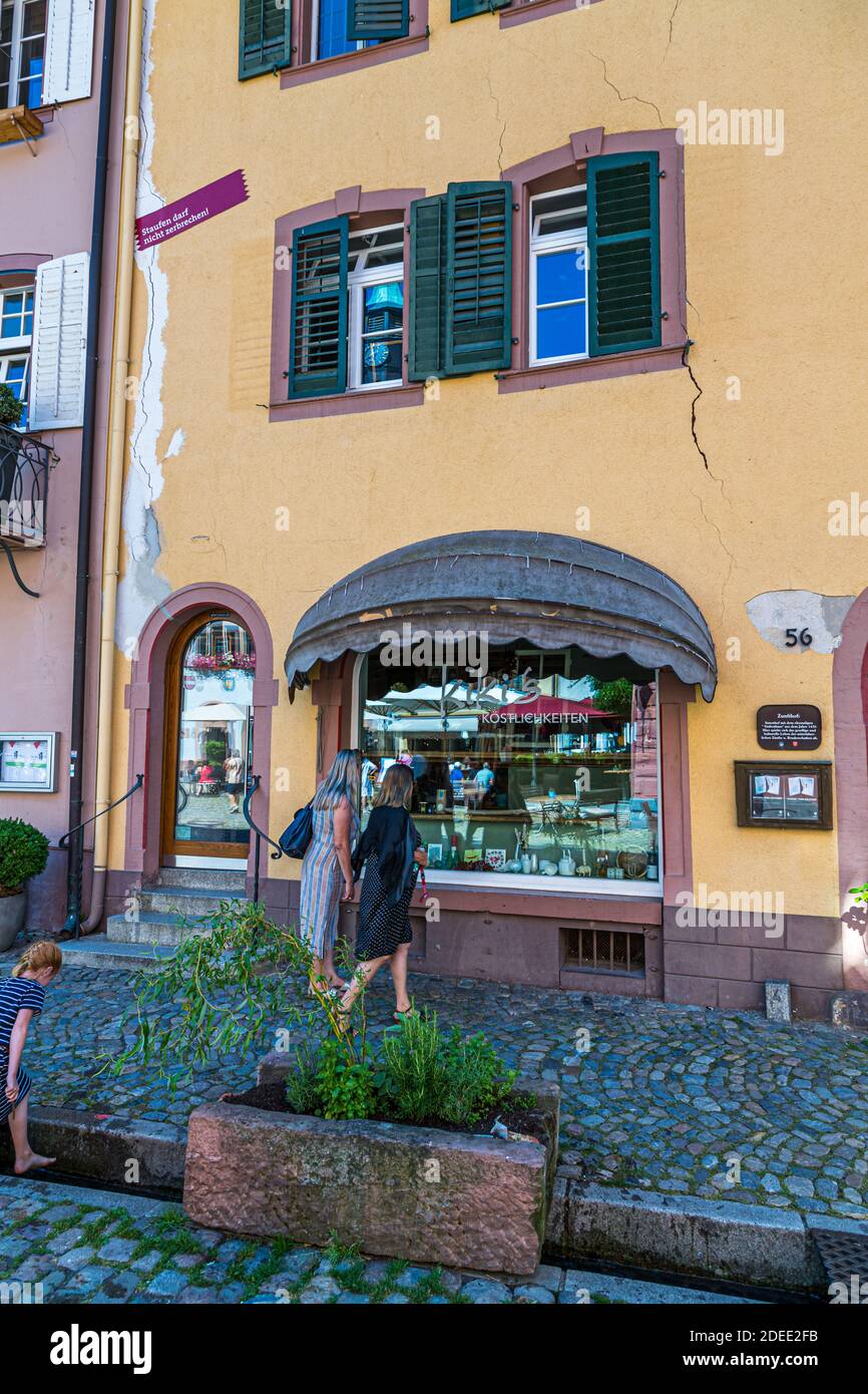 Molti edifici a Staufen sono permanentemente danneggiati da crepe di sollevamento causate da trivellazioni geotermiche. Staufen-Münstertal, Germania Foto Stock