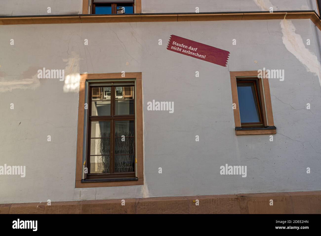 Molti edifici a Staufen sono permanentemente danneggiati da crepe di sollevamento causate da trivellazioni geotermiche. Staufen-Münstertal, Germania Foto Stock