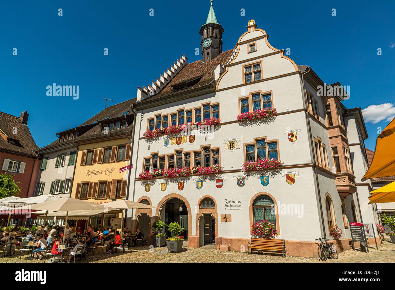 Molti edifici a Staufen sono permanentemente danneggiati da crepe di sollevamento causate da trivellazioni geotermiche. Staufen-Münstertal, Germania Foto Stock