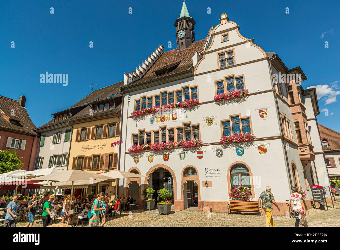 Molti edifici a Staufen sono permanentemente danneggiati da crepe di sollevamento causate da trivellazioni geotermiche. Staufen-Münstertal, Germania Foto Stock