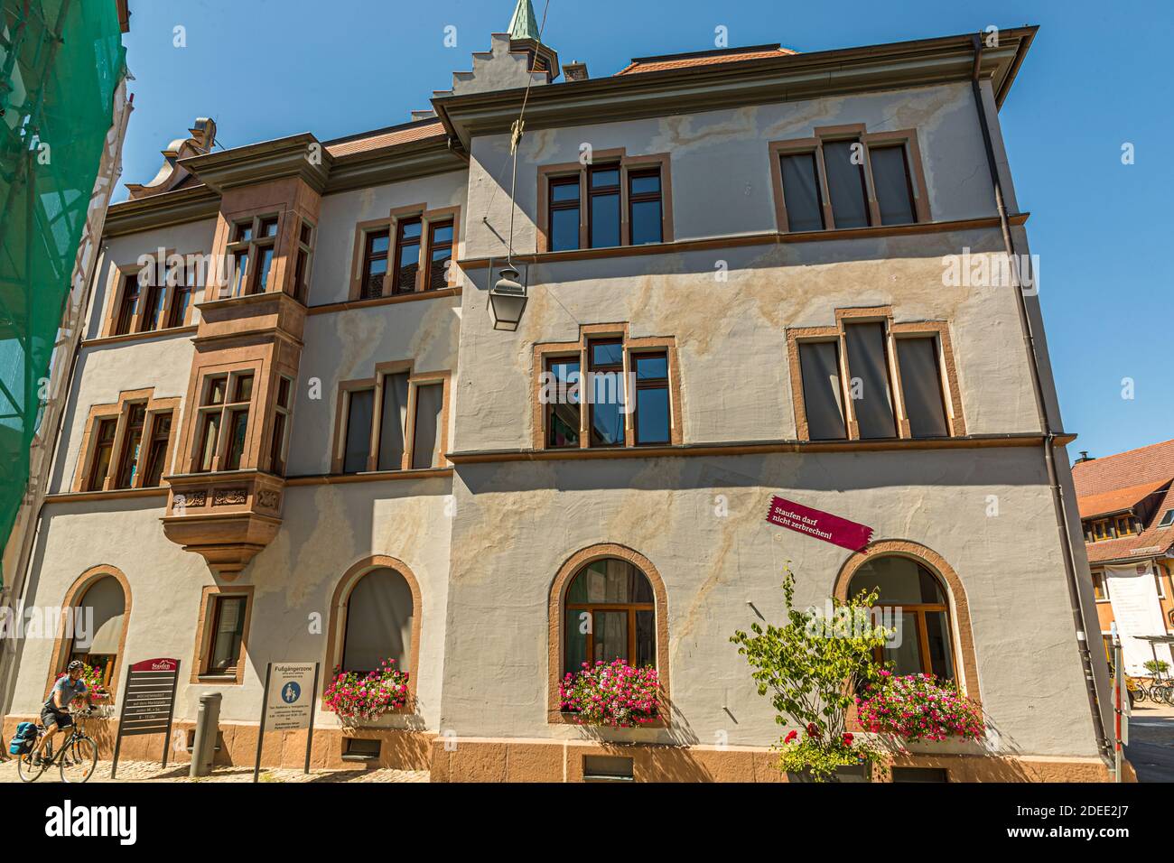 Molti edifici a Staufen sono permanentemente danneggiati da crepe di sollevamento causate da trivellazioni geotermiche. Staufen-Münstertal, Germania Foto Stock